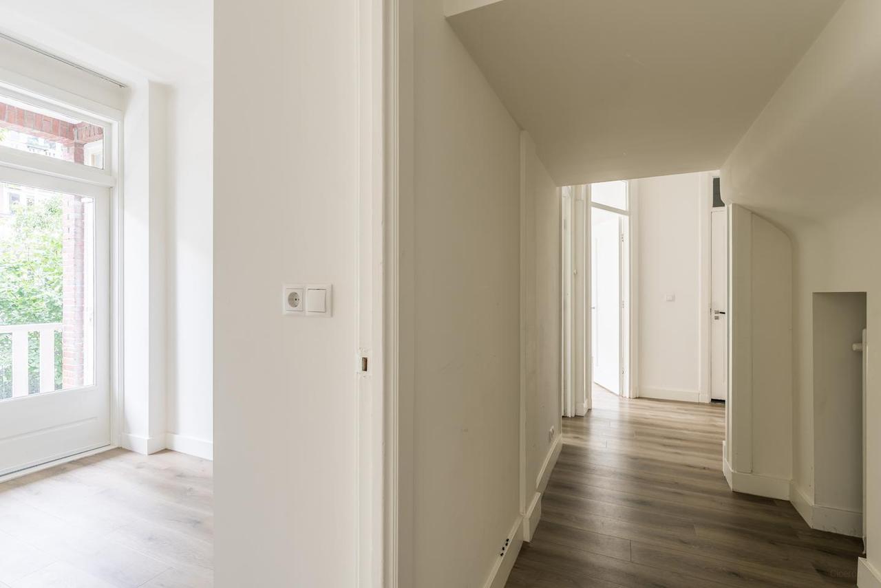 130 m² living space with 4 bedrooms in Oud-Zuid - Image 17