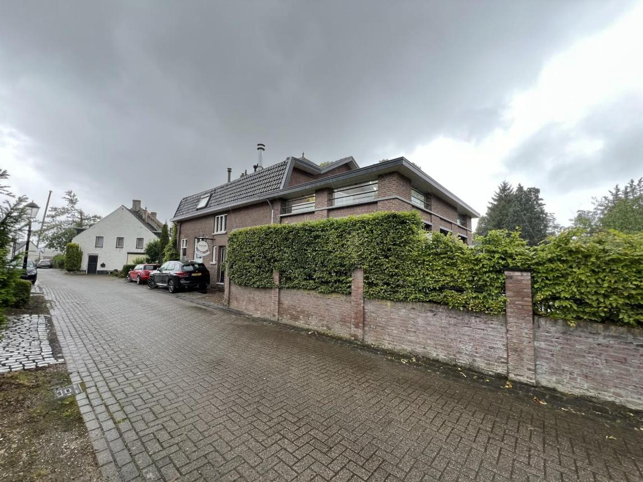 Furnished apartment with roof terrace - Image 1