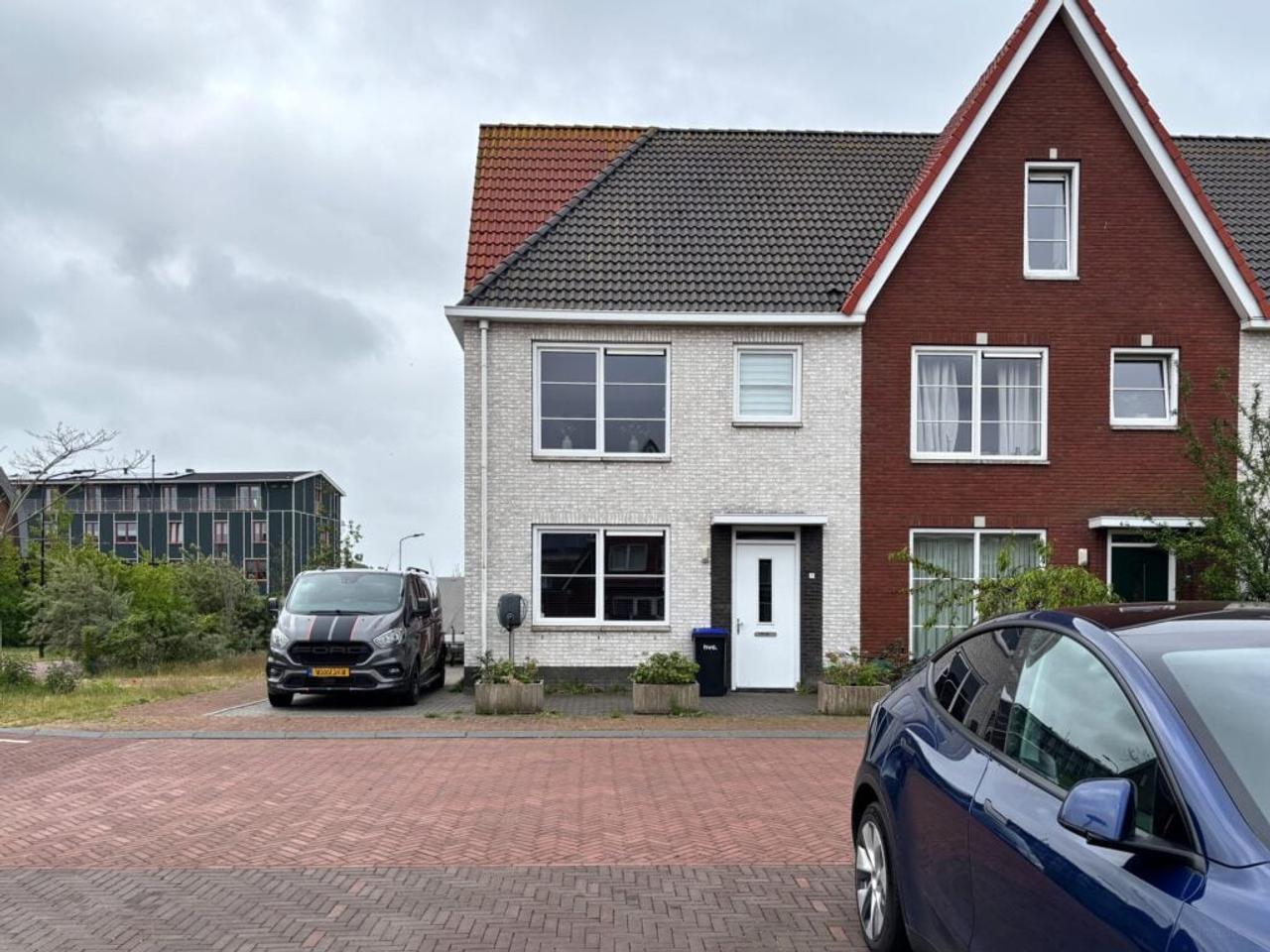Corner house with garden in Binnenduin - Image 1