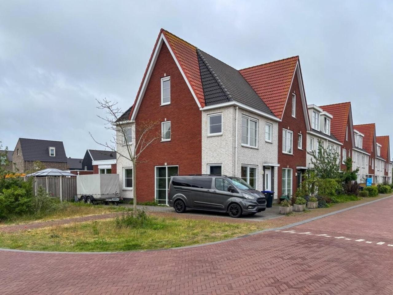Corner house with garden in Binnenduin - Image 2
