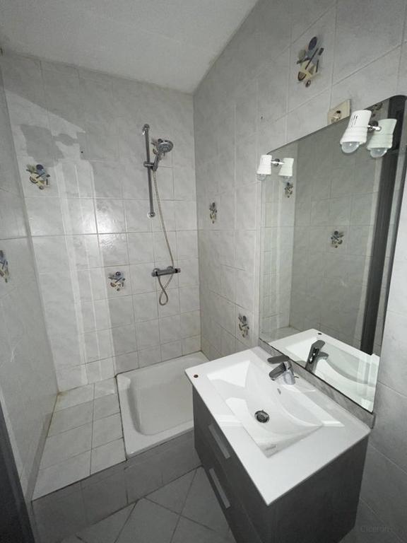 2-bedroom apartment with balcony - Image 9