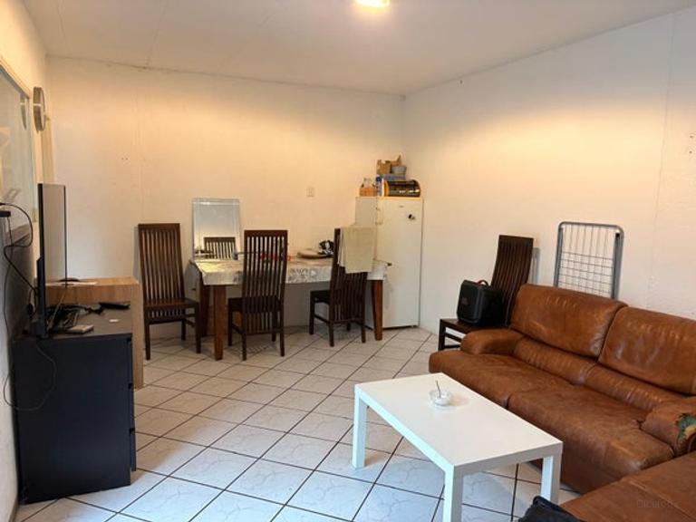 House with 6 bedrooms and garden in City Center - Image 2