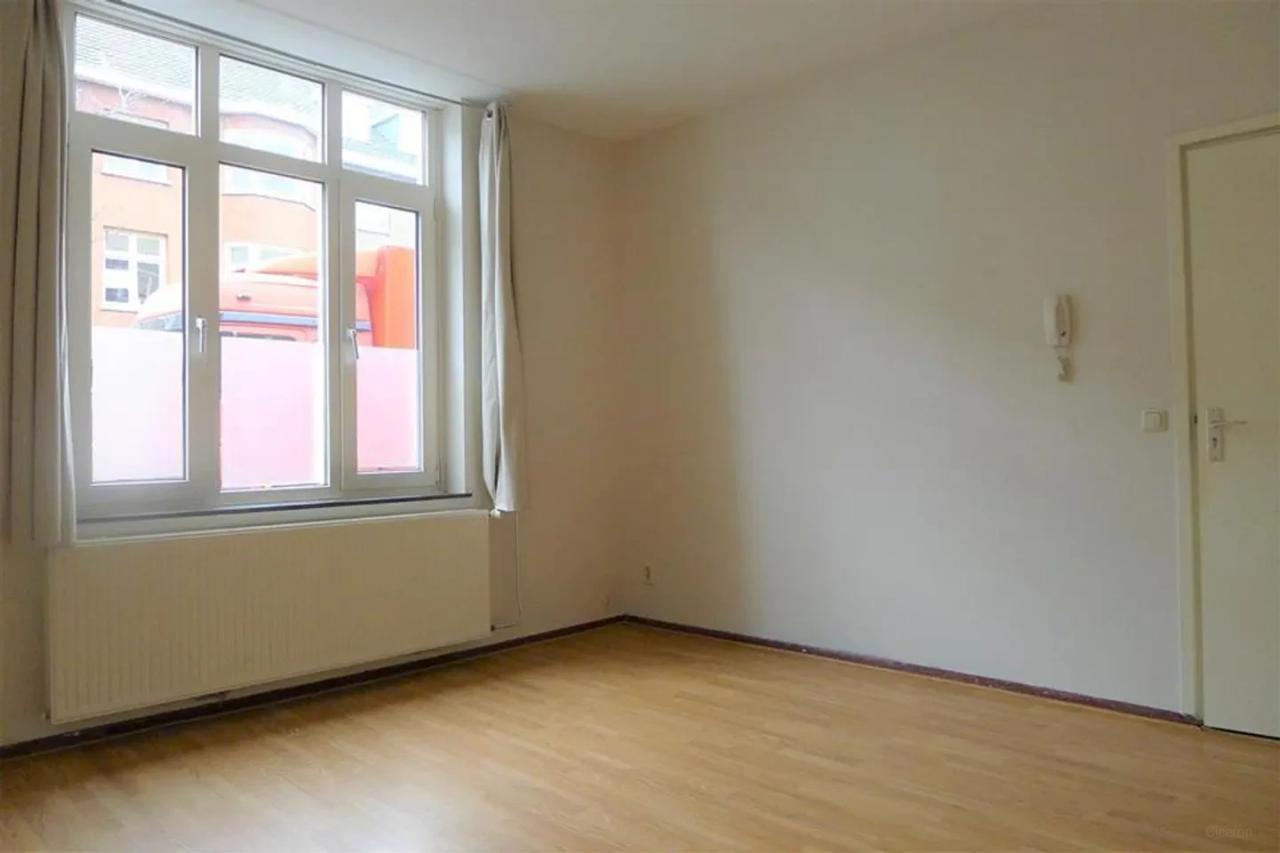Studentenkamer met wastafel en tuin - Afbeelding 1