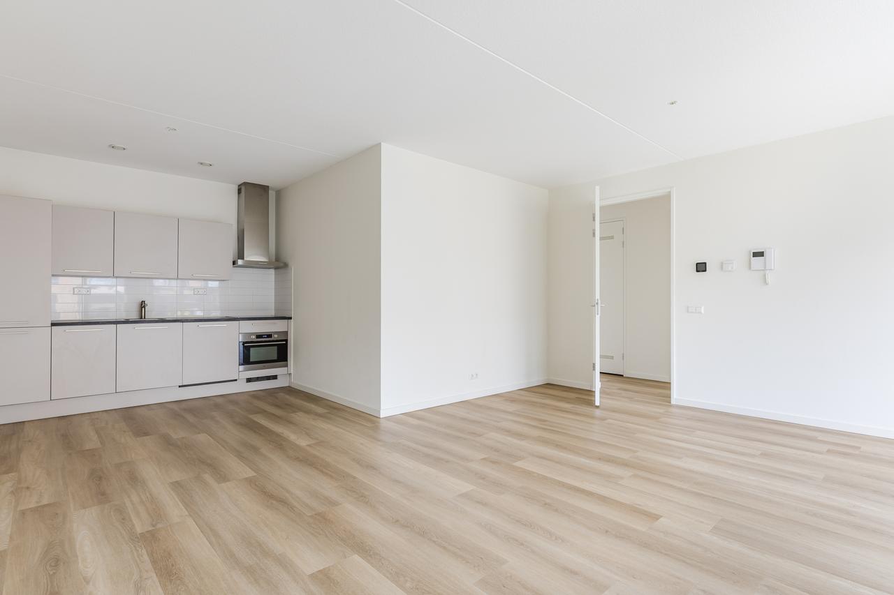 3-room apartment with balcony and parking space - Image 3