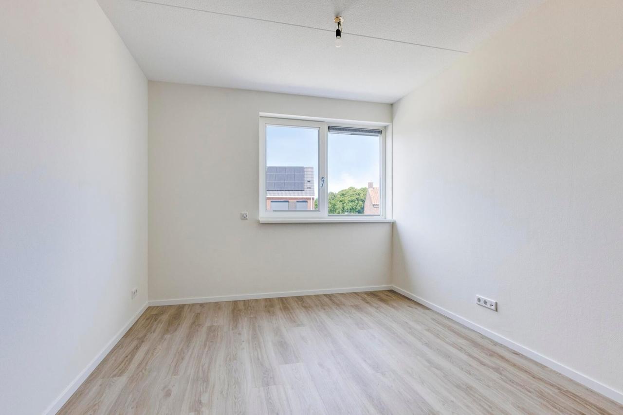 New-build home with 4 bedrooms and garden - Image 16