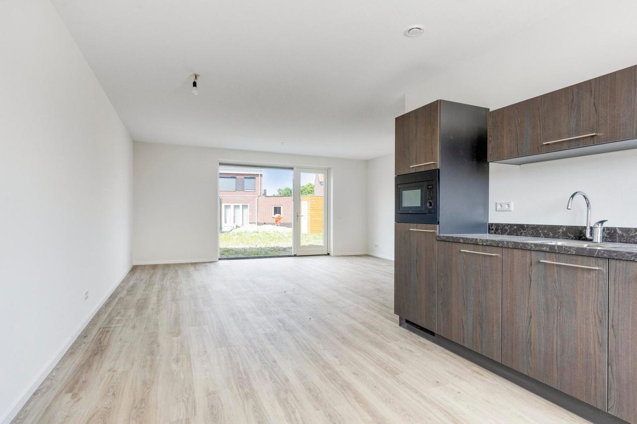 New-build home with 4 bedrooms and garden - Image 10