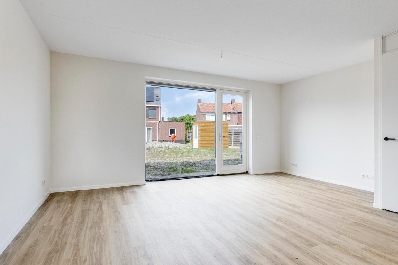 New-build home with 4 bedrooms and garden - Image 5