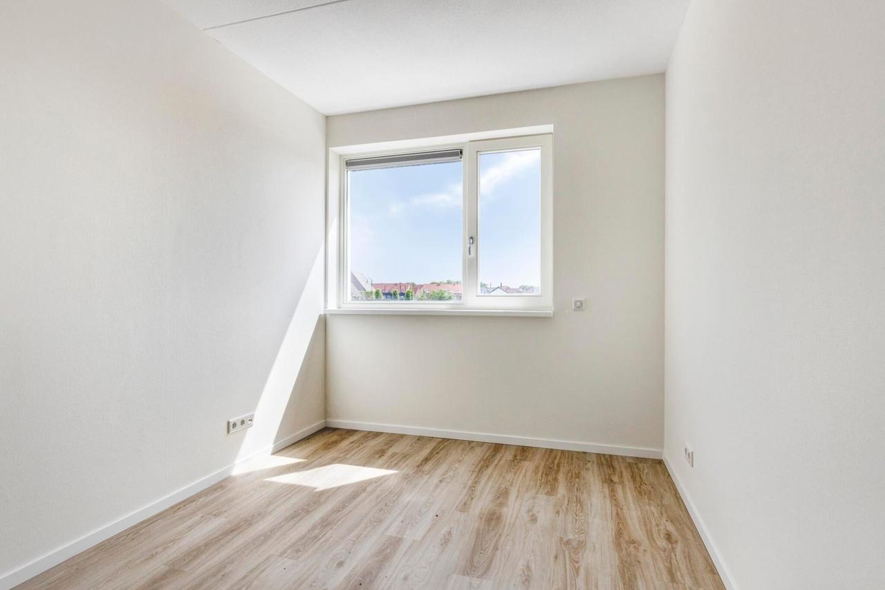 New-build home with 4 bedrooms and garden - Image 12