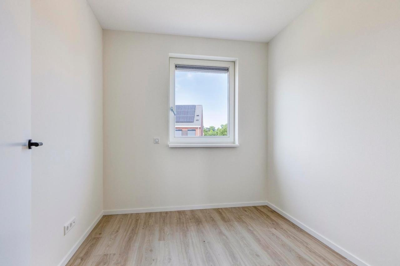 New-build home with 4 bedrooms and garden - Image 18