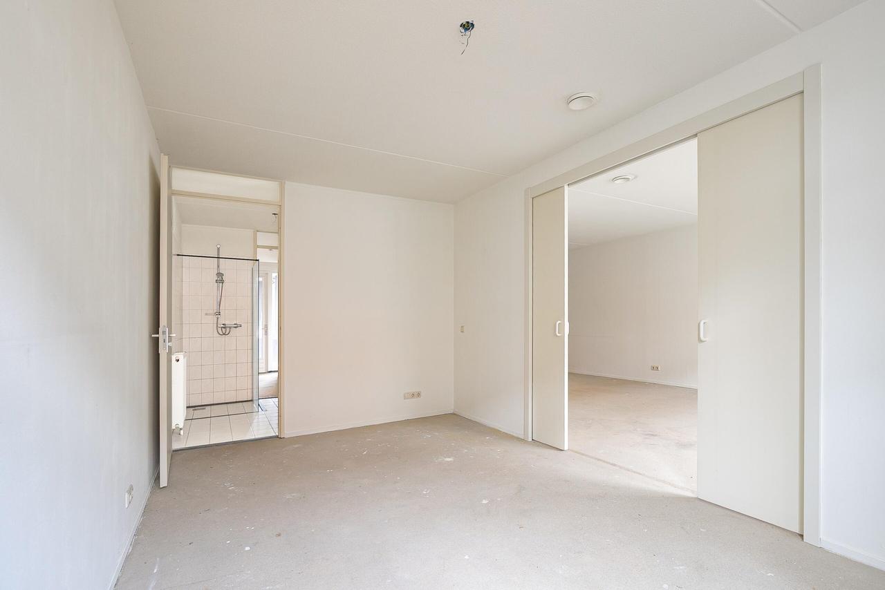 2-bedroom apartment with parking space - Image 8
