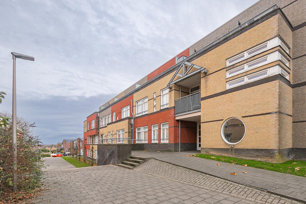 2-bedroom apartment with parking space - Image 1