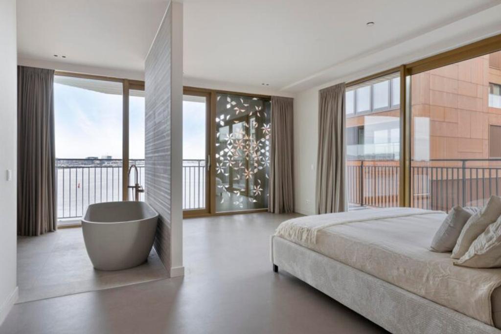 181 m² Loft with Wrap-Around Terrace on the IJ - Image 3