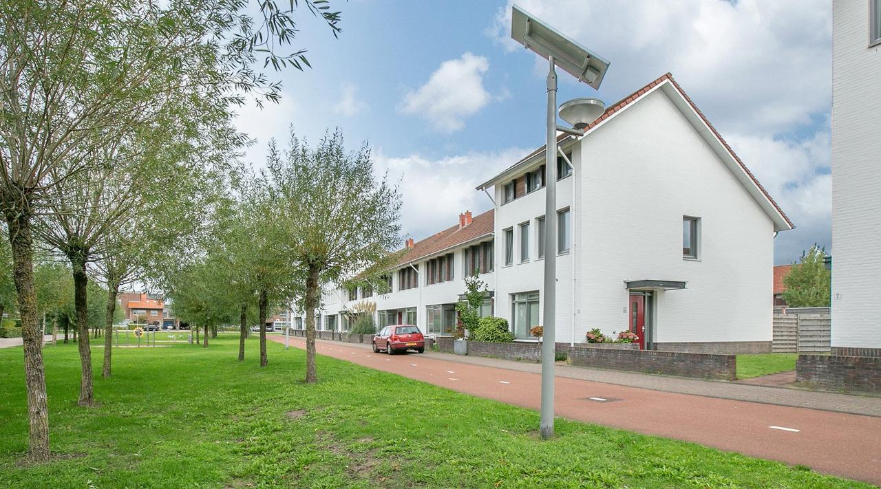 Spacious Family Home with Garden in Rosmalen - Image 3