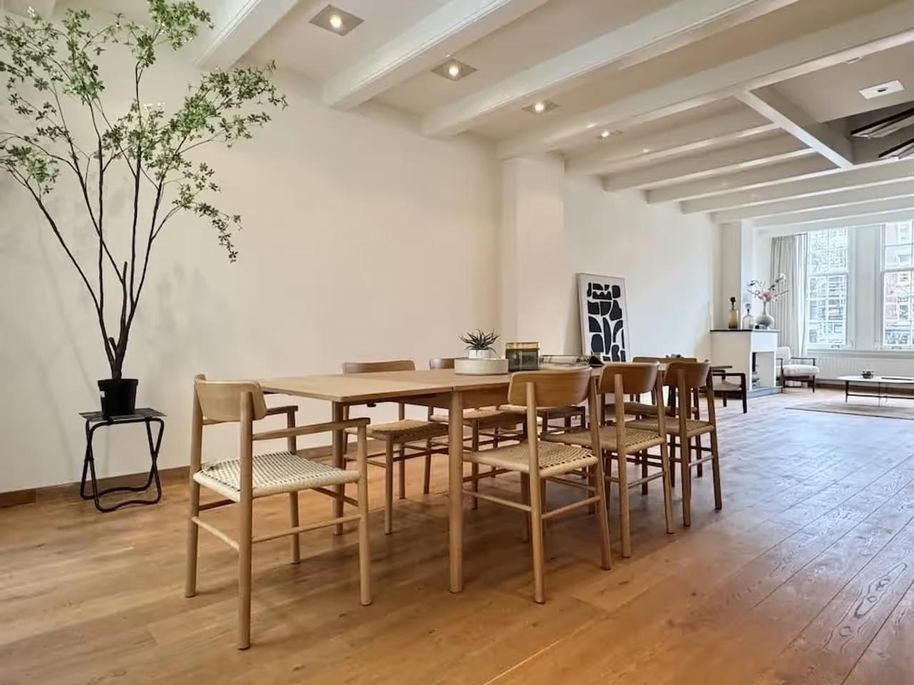 Entire Canal House on Singel with 6 Bedrooms - Image 2