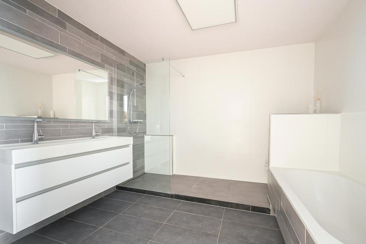 Woonhuis met tuin, garage en vrij uitzicht - Afbeelding 20