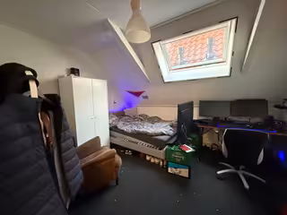 Kamer met wastafel aan het Boterdiep