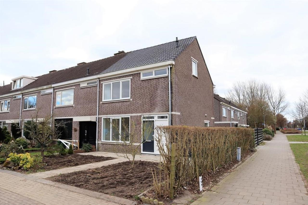 Corner house with garage in Heemskerk - Image 1