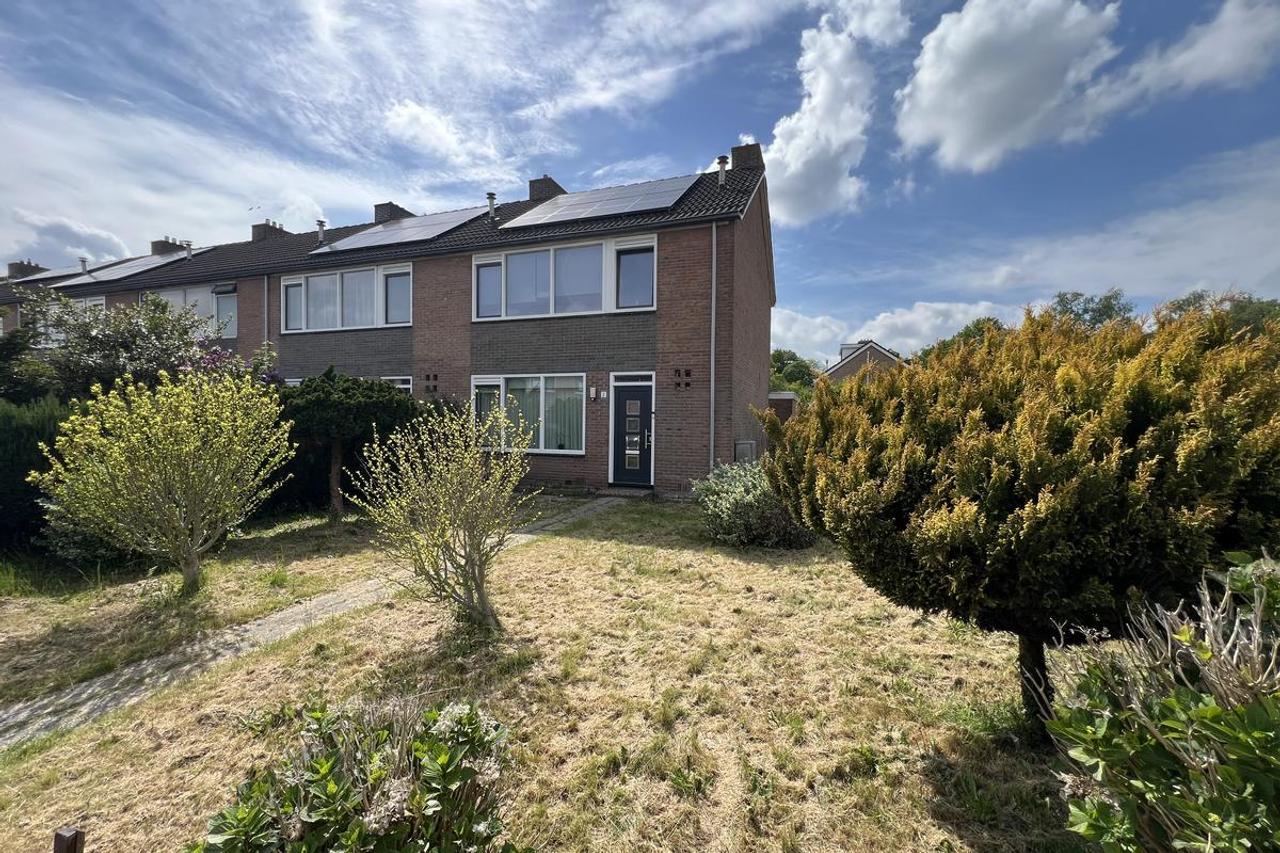 Corner House with 4 Bedrooms - Image 1