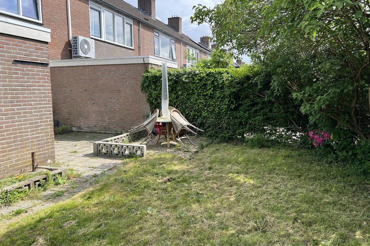 Corner House with 4 Bedrooms - Image 10