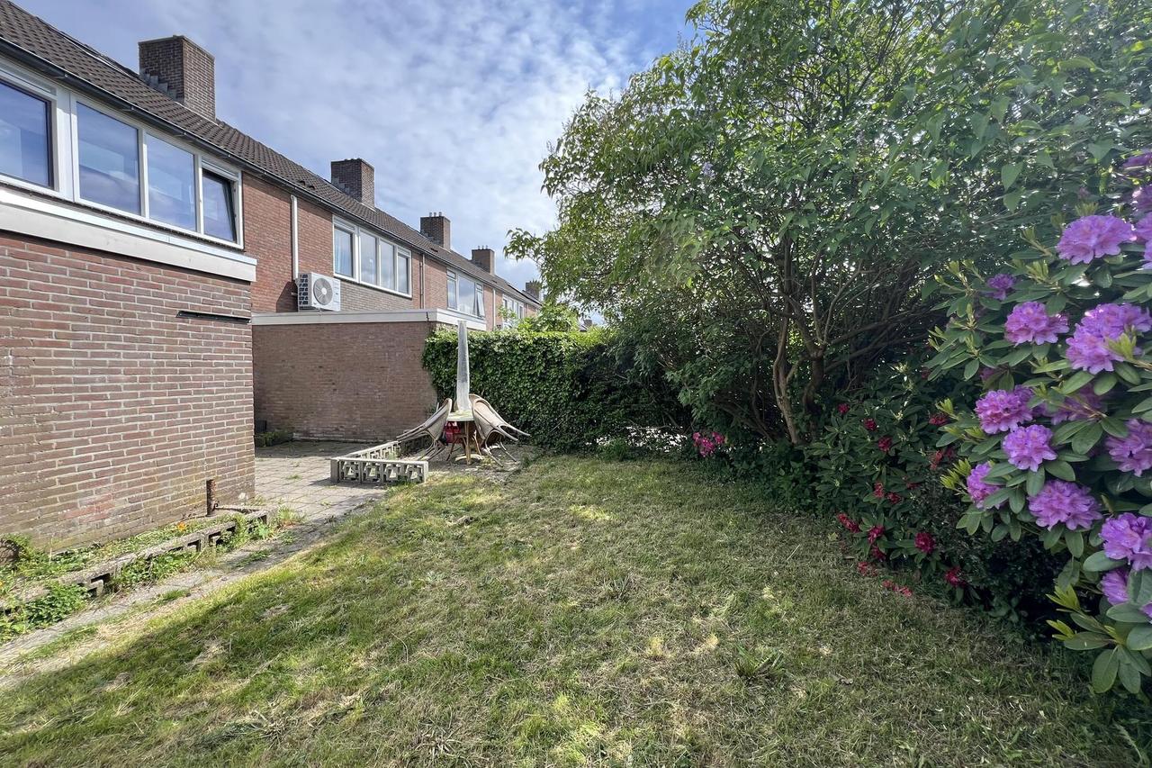 Corner House with 4 Bedrooms - Image 9