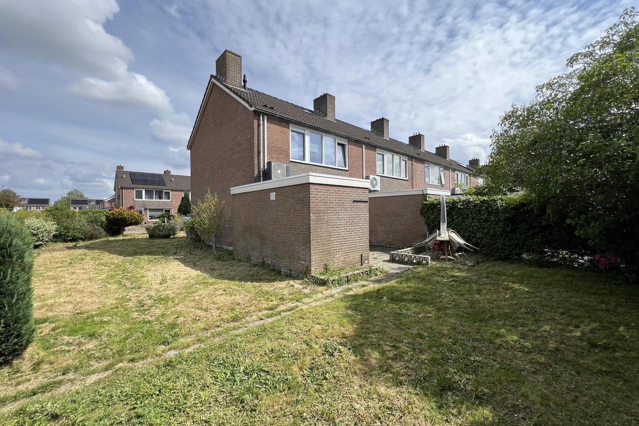 Corner House with 4 Bedrooms - Image 8