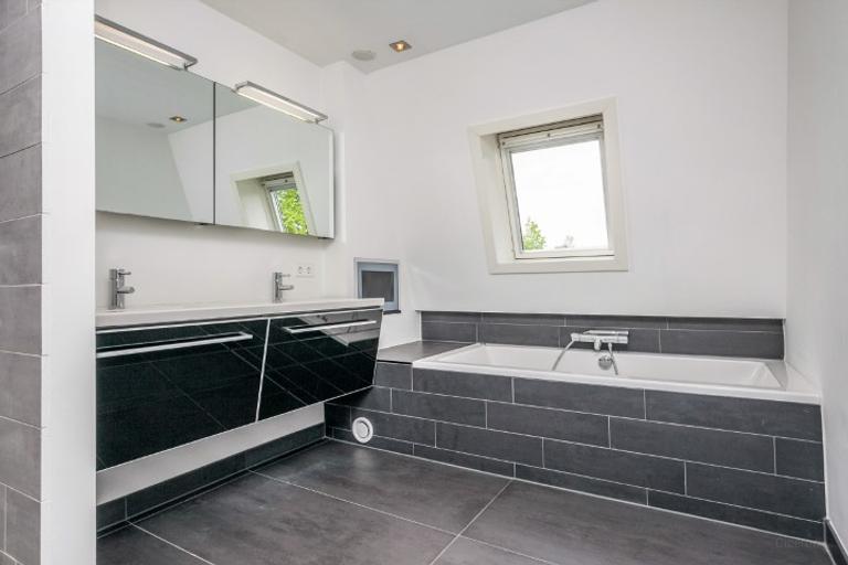 4-bedroom apartment with roof terrace - Image 17
