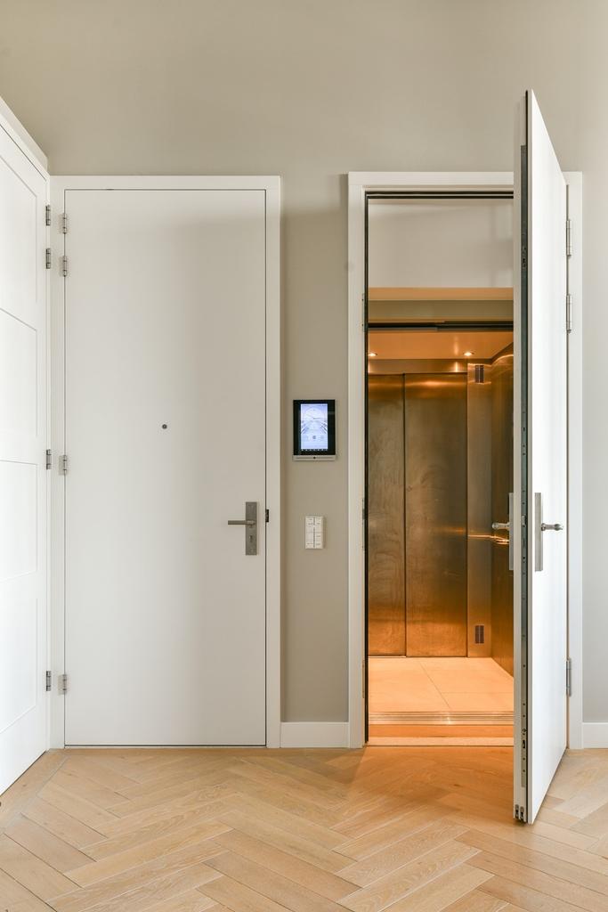 183 m² loft apartment in De Pijp - Image 3
