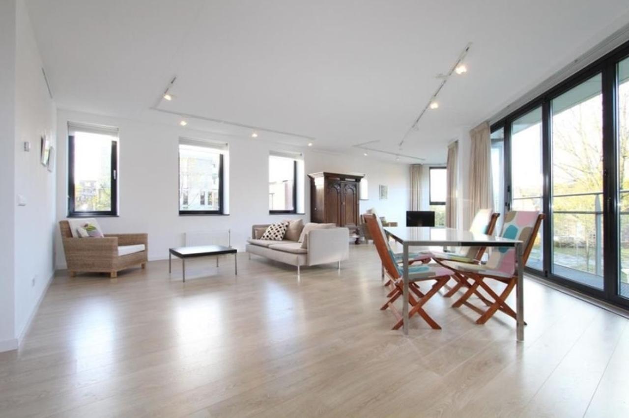 Bright 2-bedroom apartment with balcony - Image 2