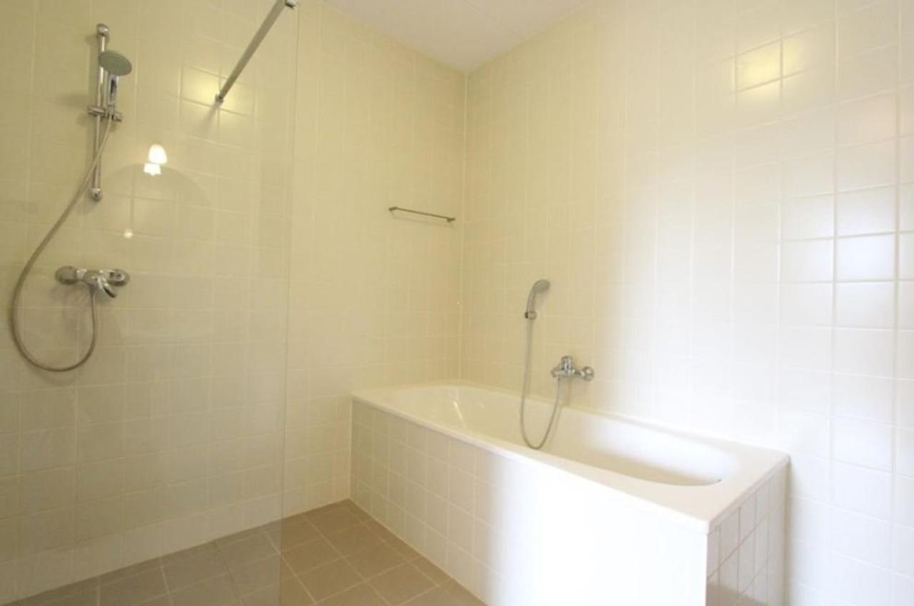 Bright 2-bedroom apartment with balcony - Image 11
