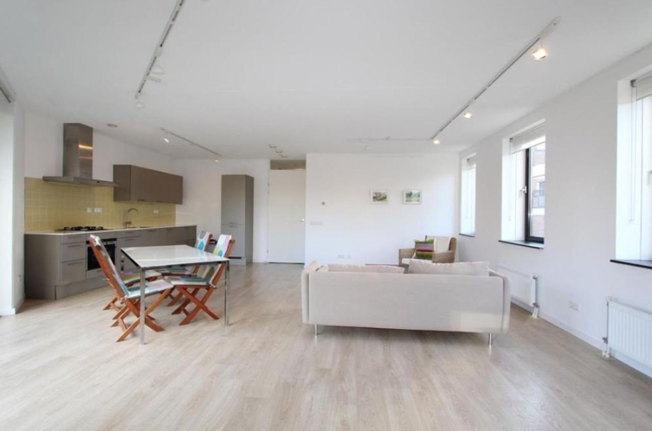 Bright 2-bedroom apartment with balcony - Image 4