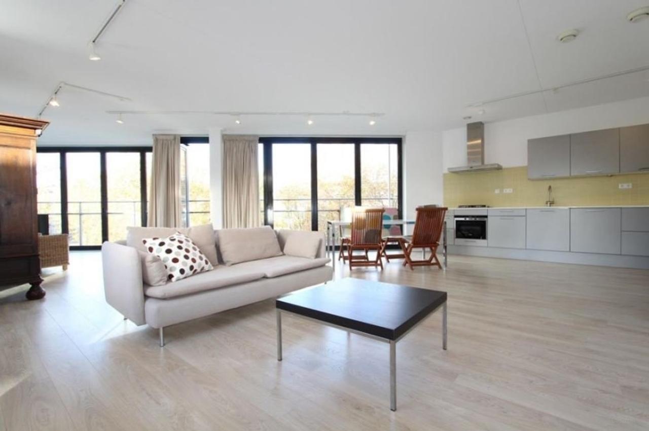Bright 2-bedroom apartment with balcony - Image 1