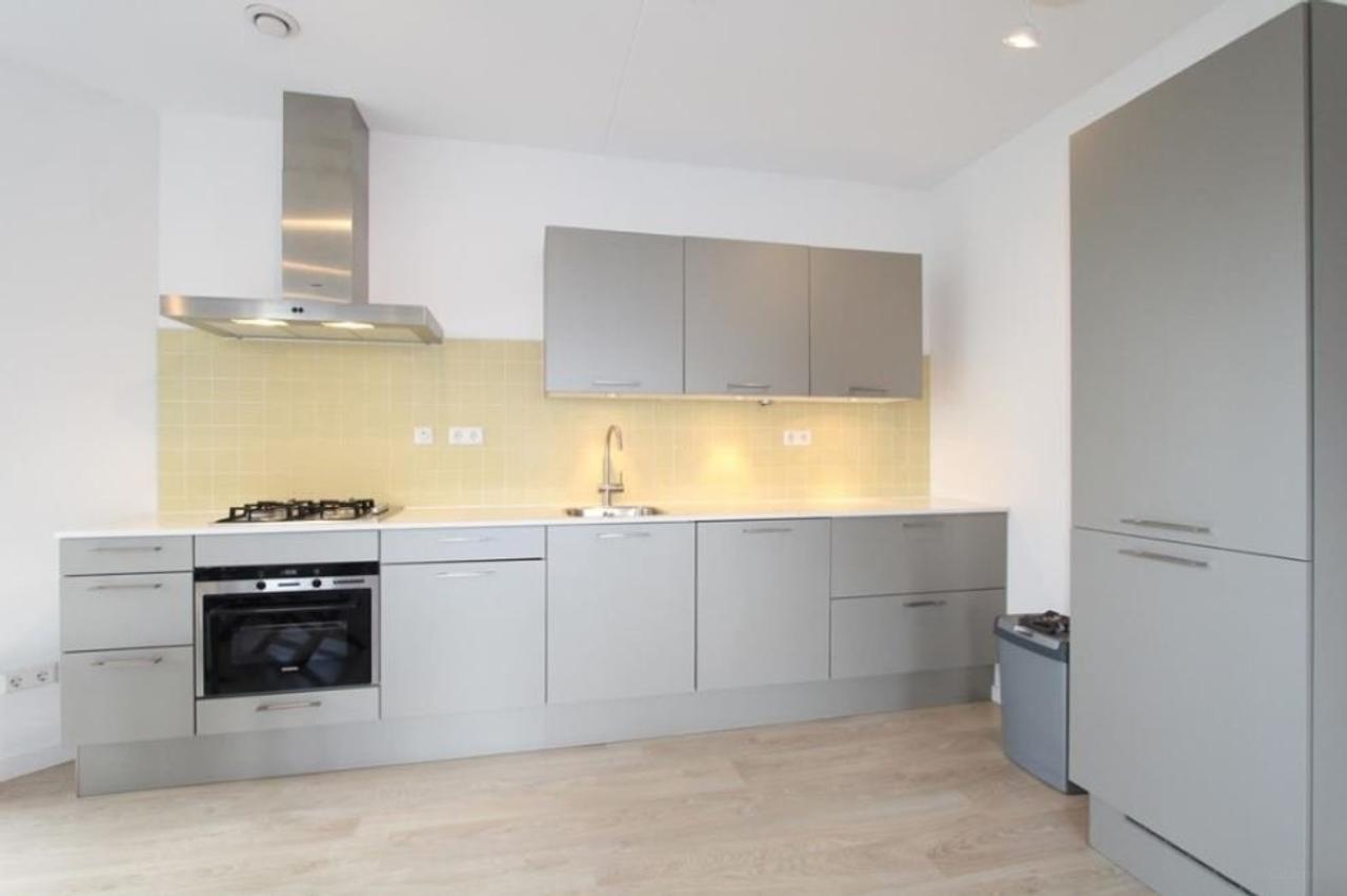 Bright 2-bedroom apartment with balcony - Image 8