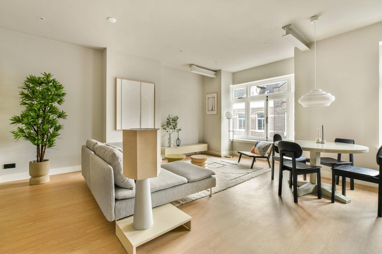 Furnished 2-bedroom apartment with balcony - Image 1