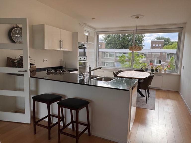 Bright 3-room apartment with 2 balconies - Image 2