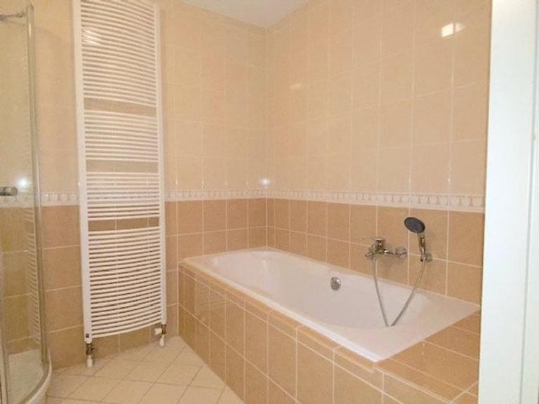 90 m2 apartment with balcony in Breda - Image 14