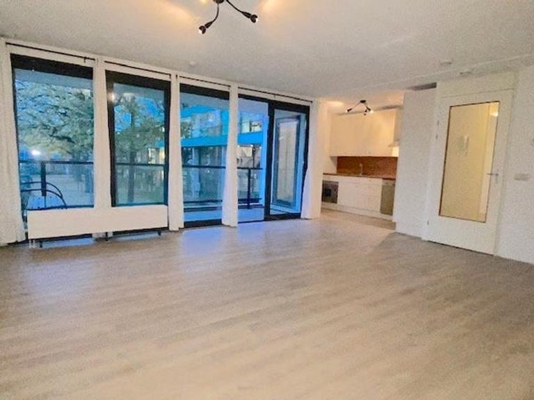 90 m2 apartment with balcony in Breda - Image 4