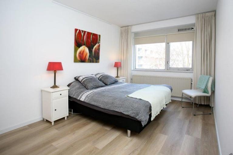 Furnished 2-bedroom apartment with parking - Image 9