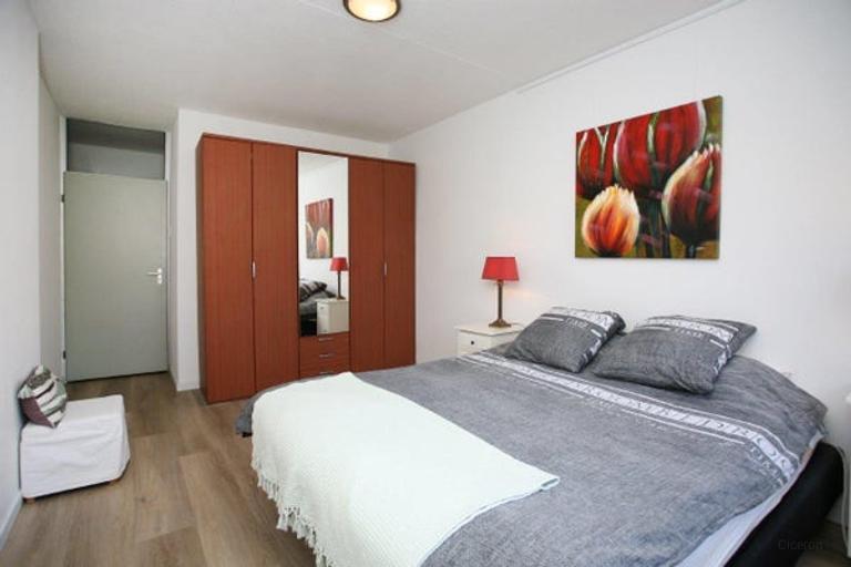 Furnished 2-bedroom apartment with parking - Image 10