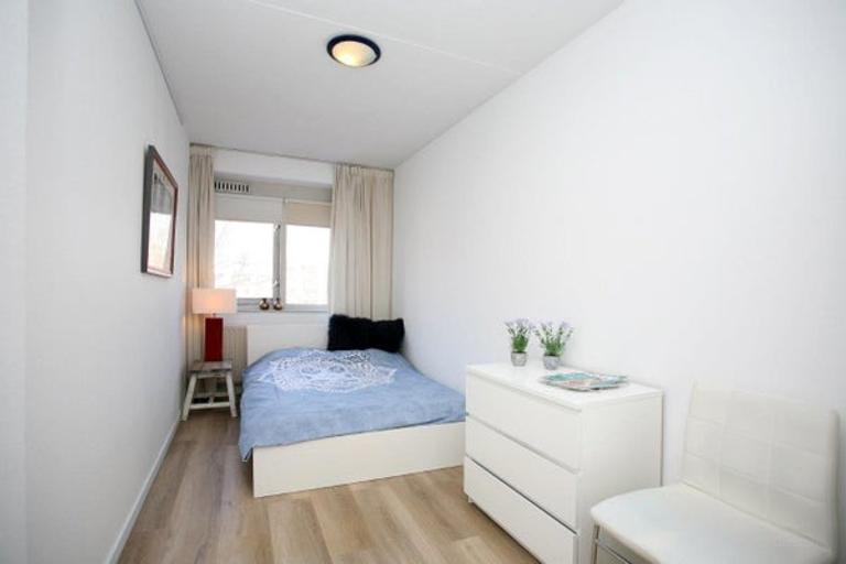 Furnished 2-bedroom apartment with parking - Image 11