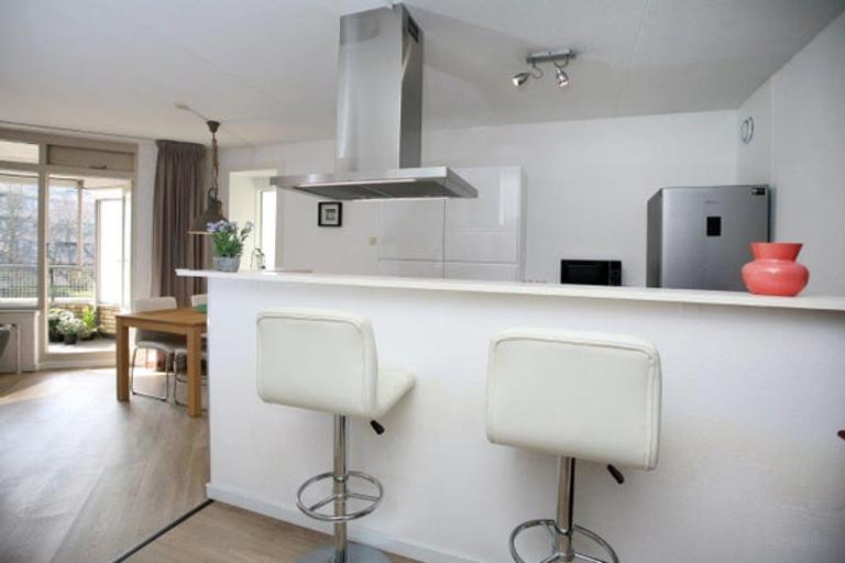 Furnished 2-bedroom apartment with parking - Image 5