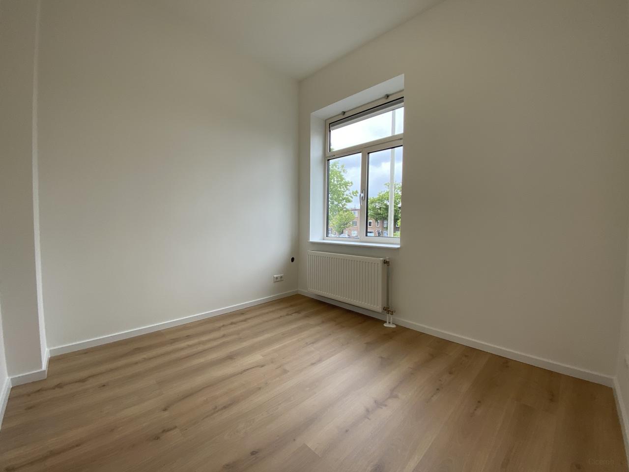 4-room apartment with balcony in Leyenburg - Image 5