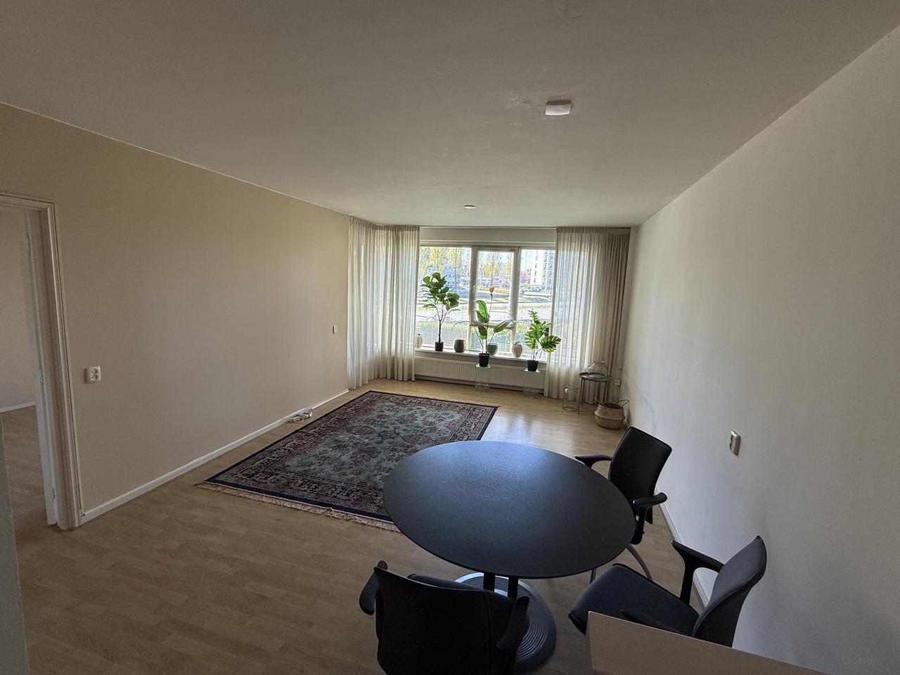 1-bedroom apartment with south-facing balcony - Image 5