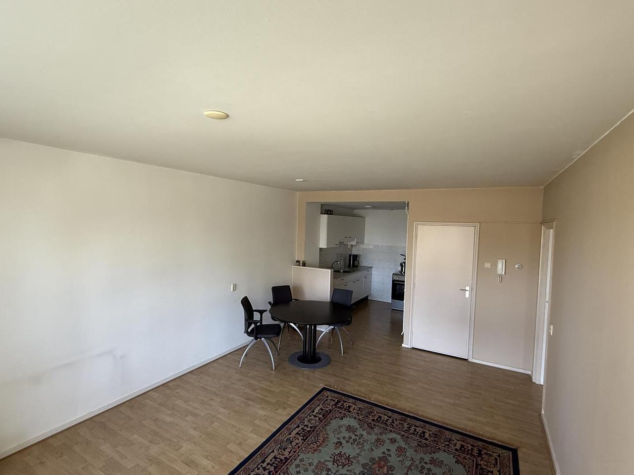 1-bedroom apartment with south-facing balcony - Image 3