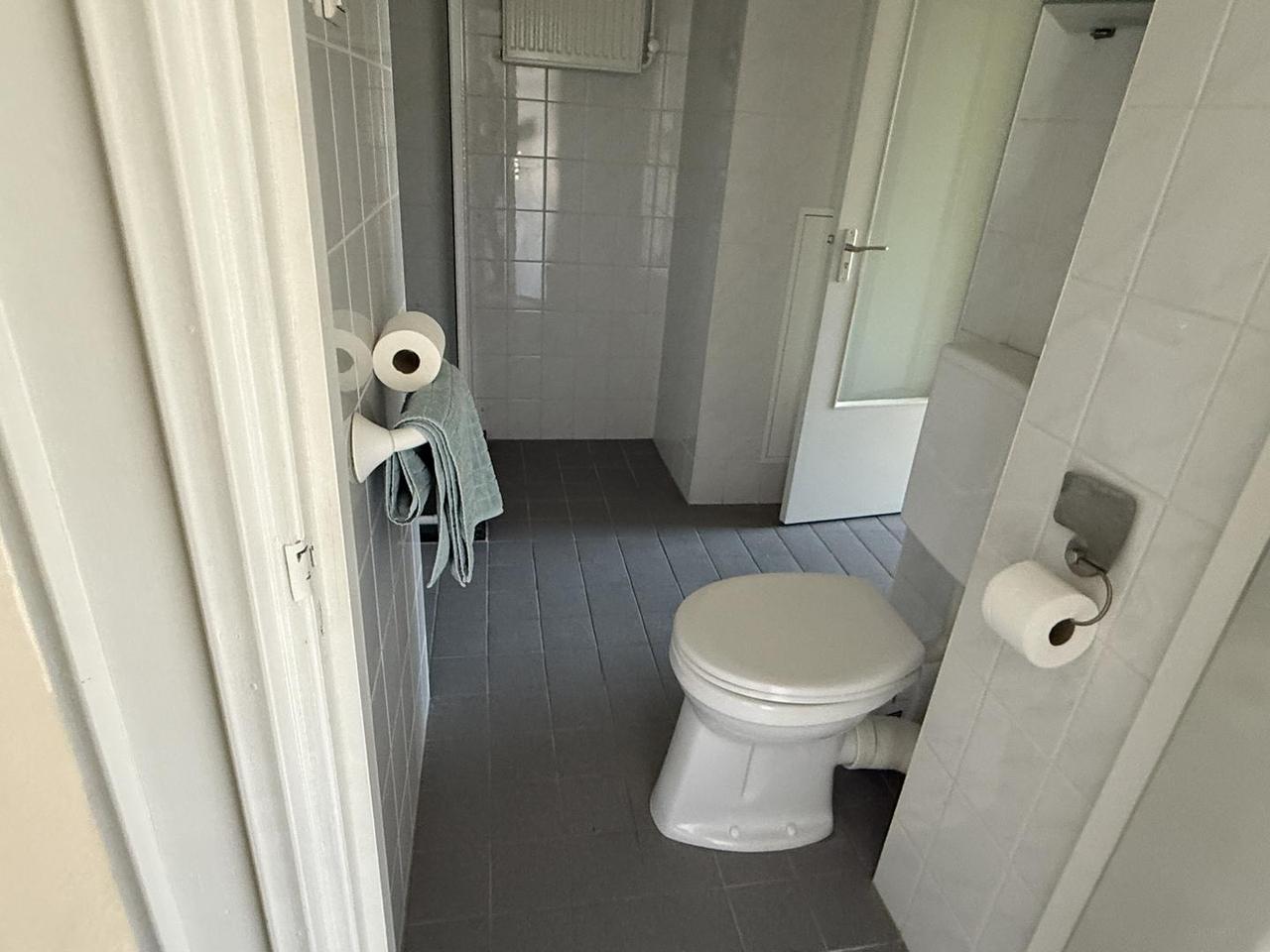 1-bedroom apartment with south-facing balcony - Image 14