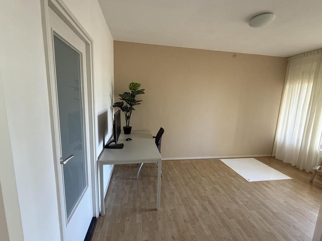 1-bedroom apartment with south-facing balcony - Image 6