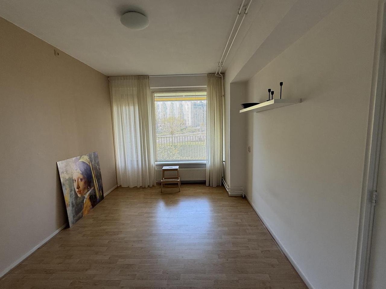 1-bedroom apartment with south-facing balcony - Image 11