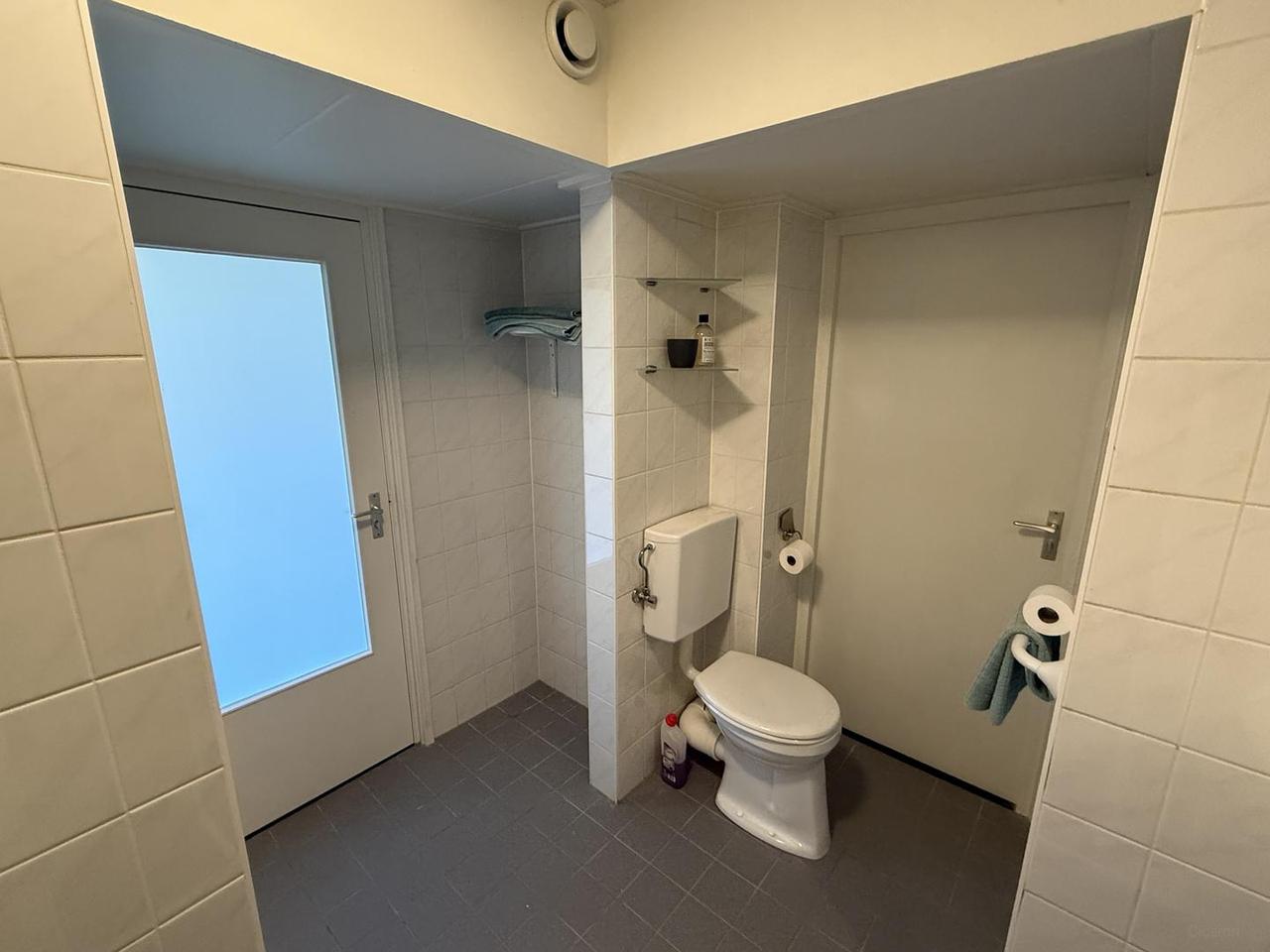 1-bedroom apartment with south-facing balcony - Image 10
