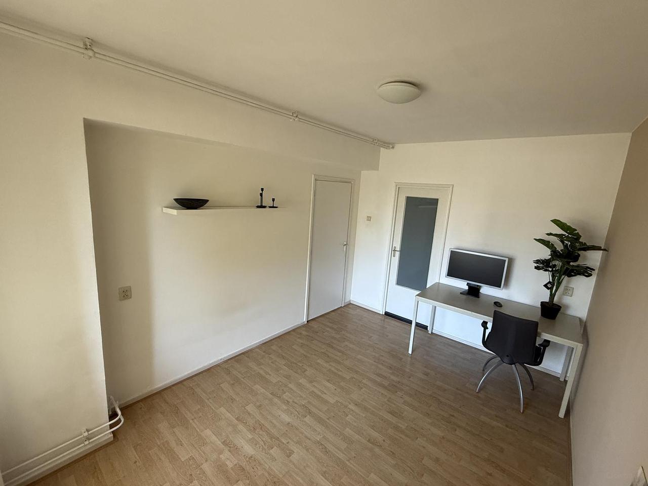 1-bedroom apartment with south-facing balcony - Image 8