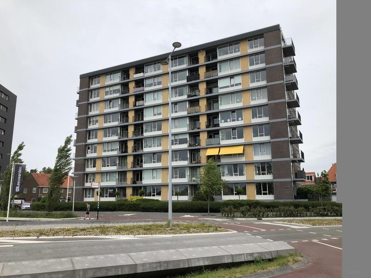 1-bedroom apartment with south-facing balcony - Image 1