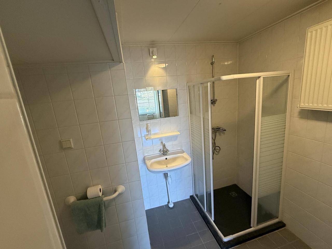 1-bedroom apartment with south-facing balcony - Image 9